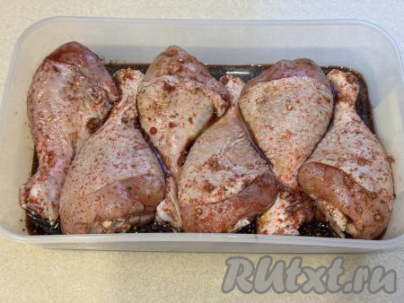 Я переложила голени в удобный контейнер и оставила на 1 час при комнатной температуре. За это время 2-3 раза нужно будет перемешать голени, чтобы они пропитались соевым соусом со всех сторон.