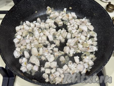 Обжарить куриное мясо с луком в течение 7 минут, иногда помешивая.&nbsp;