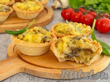 Тарталетки с нежным, вкусным, аппетитным жульеном, приготовленным с курицей и грибами в микроволновке, подать к столу в горячем виде.