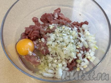 Добавить соль, чёрный молотый перец, сырое яйцо.