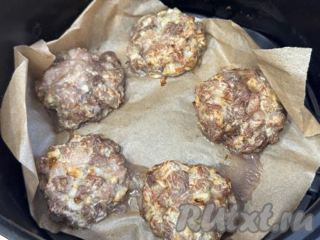 Установить температуру 180 градусов, время - 20-25 минут. Запекать рубленные котлеты до звукового сигнала аэрогриля.&nbsp;