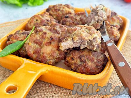 Готовые рубленные котлеты из свинины&nbsp;переложить из чаши аэрогриля на тарелку. Постепенно запечь в аэрогриле все котлетки. Нежные, вкусные аппетитные рубленные котлеты подать к столу с гарниром или салатом из свежих овощей.