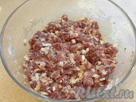 Перемешать рубленную котлетную массу, она получится густой и вязкой.&nbsp;