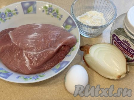 Подготовить продукты для приготовления рубленных котлет из свинины в аэрогриле. Лук почистить. Мякоть свинины промыть водой, обсушить.