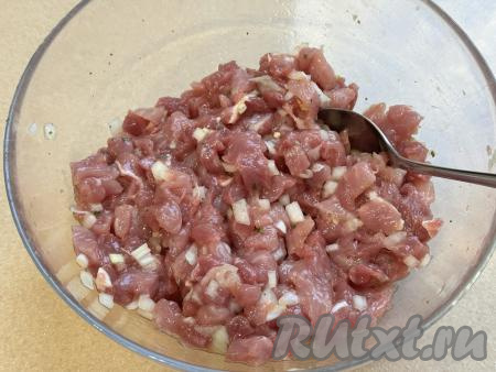 Перемешать рубленный фарш столовой ложкой до однородности.&nbsp;