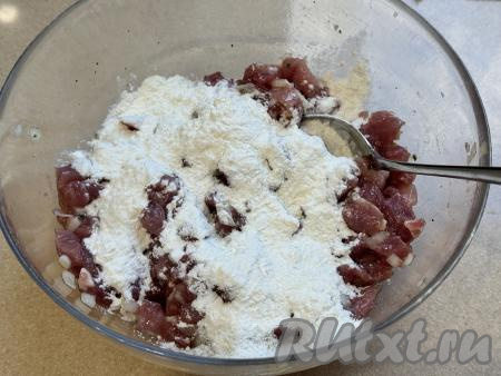 Всыпать муку в миску.