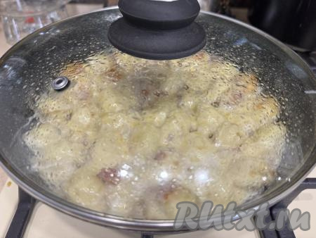 Оставить пельмени на 2-3 минуты под крышкой. Сыр за это время расплавится.