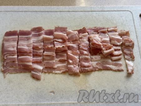 Бекон нарезать на тонкие полоски, а затем полоски нарезать на небольшие кусочки.