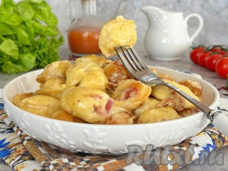 Пельмени с беконом и сливками на сковороде