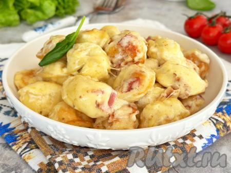 Готовые пельмени с беконом и сливками переложить со сковороды на тарелку и подать к столу в тёплом виде.