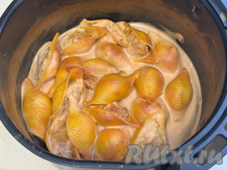 Отправить чашу в аэрогриль, установить температуре 200 градусов, время - 30 минут. Каждые 5-7 минут нужно будет доставать чашу и слегка встряхивать, чтобы&nbsp;макароны "Ракушки" с фаршем равномерно&nbsp;покрывались и пропитывались соусом в процессе приготовления.&nbsp;