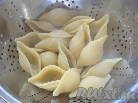 Затем откинуть ракушки на дуршлаг, дать воде стечь и макаронам немного остыть.