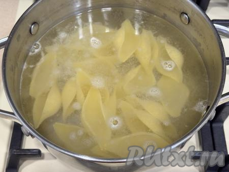 В кастрюле вскипятить достаточно большое количество воды, посолить, выложить макароны "Ракушки", перемешать, ещё раз дать воде закипеть, уменьшить огонь. Варить макароны минут 5-6 (до полуготовности).&nbsp;