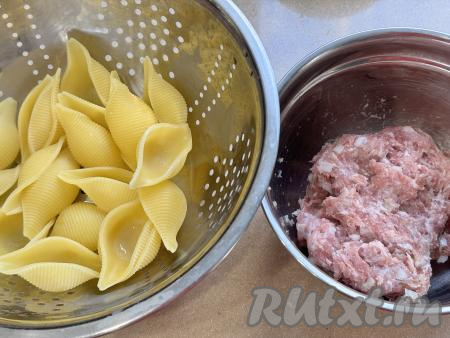 ​​​​​​​Хорошо перемешать фарш.