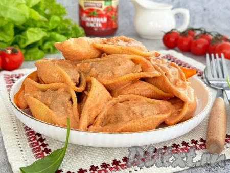 Макароны "Ракушки" с фаршем, разложить из чаши аэрогриля по тарелкам и в качестве полноценного обеда или ужина подать к столу.