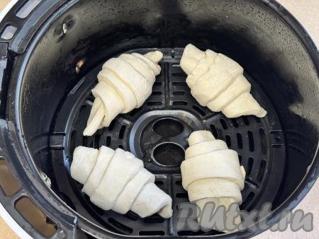 Выложить на решётку аэрогриля круассаны. У меня все круассаны не поместились в аэрогриле, я выпекала по 4 штуки за один раз.