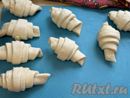 Вот такие 8 заготовок круассанов с шоколадом получились.