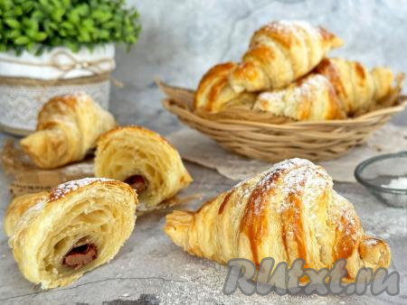 А вот как круассан, приготовленный в аэрогриле, выглядит в разрезе. Воздушное, аппетитное слоёное тесто очень удачно сочетается с нежной начинкой из шоколада!