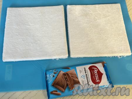 Подготовить продукты для приготовления круассанов с шоколадом в аэрогриле из слоёного теста. Шоколад можно использовать любой (у меня - молочный).&nbsp;Для этой выпечки можно взять как слоёное дрожжевое, так и слоёное бездрожжевое тесто (я использовала бездрожжевое), его нужно разморозить при комнатной температуре. Размороженное тесто выложить на рабочую поверхность, слегка присыпанную мукой.