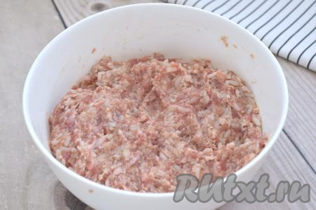Тщательно перемешиваем фарш (до однородности).