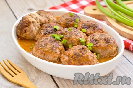 Нежные, сочные тефтели вместе с томатным соусом раскладываем из аэрогриля по тарелкам и, дополнив гарниром, в горячем виде подаём к столу.