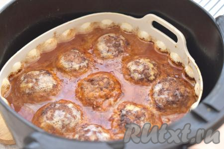 Включаем аэрогриль на 180 градусов, устанавливаем время - 30 минут, готовим тефтели в томатном соусе до звукового сигнала (у меня аэрогриль мощностью 1400 Ватт).