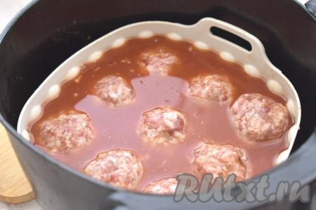 Форму с тефтелями ставим в чашу аэрогриля. Заливаем тефтели получившимся томатным соусом. Соус должен покрыть тефтели почти полностью, если нужно, добавьте ещё немного воды и подсолите по вкусу. Отправляем чашу с тефтелями в аэрогриль.