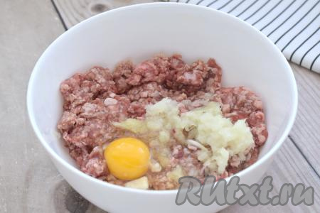 Для формирования тефтелей можно взять любое мясо (у меня - свинина) и пропустить его через мясорубку. Можно использовать и покупной фарш. Мясной фарш перекладываем в миску, добавляем очищенный лук, пропущенный через мясорубку (или натёртый на крупной тёрке), и сырое яйцо.