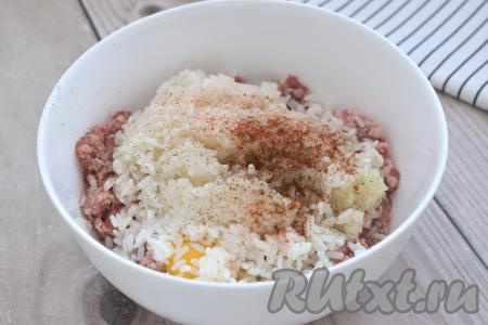 Сюда же выкладываем остывший рис, по вкусу солим и приправляем любимыми специями (я добавила паприку и чёрный молотый перец).