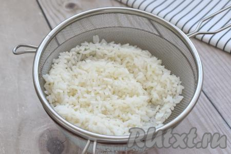 Рис промываем проточной водой, затем кладём в кастрюлю с кипящей водой, перемешиваем. Доводим до кипения, убавляем огонь и варим рис 15 минут (до полуготовности). Рис, отваренный до полуготовности, откидываем на сито, оставляем на несколько минут, чтобы стекла вода. Даём остыть.