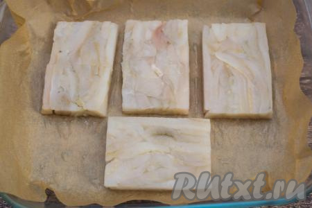 Форму для запекания застелить пергаментом (или фольгой), выложить филе камбалы на небольшом расстоянии друг от друга в один слой.