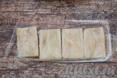 Нарезать филе камбалы на порционные кусочки. У меня было прессованное филе камбалы в брикетах, уже нарезанное на кусочки.