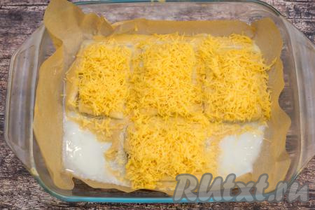 Через 15 минут достать филе камбалы из духовки и хорошо&nbsp;присыпать каждый кусочек сверху натёртым сыром.&nbsp;