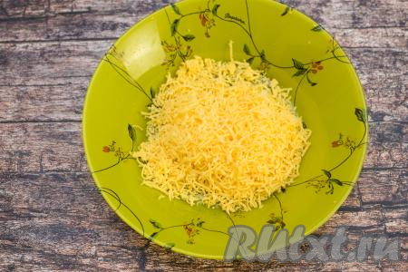 Пока рыбка запекается, натереть на мелкой тёрке сыр.
