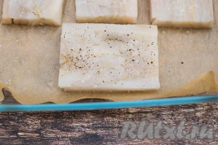 Хорошо посолить и поперчить рыбу. Я солю и перчу с одной стороны - этого достаточно.&nbsp;&nbsp;