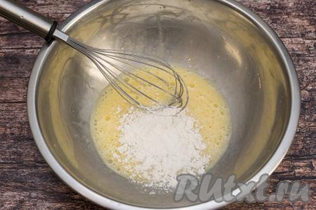 В получившуюся яичную смесь всыпать примерно половину столовой ложки муки.