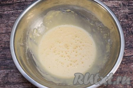 При помощи венчика вмешать муку в яичную смесь, чтобы не осталось комочков муки. Итоговый яичный кляр должен напоминать густой кефир. Мне, чтобы добиться нужной густоты кляра, пришлось добавить примерно 1 столовую ложку муки. Я советую подсыпать муку небольшими порциями, каждый раз полностью вмешивая её и контролируя густоту кляра.