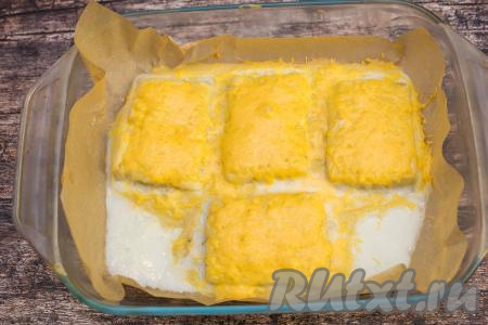 Запекать ещё 10 минут, чтобы сыр полностью расплавился.