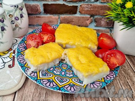 Готовое филе камбалы, запечённое в брикетах, достать из духовке и в горячем виде подать к столу, дополнив гарниром или свежими овощами. Рыбка получается очень сочной, нежной и конечно же вкусной.