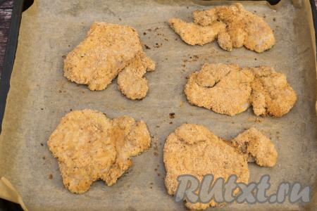 Запекать свиные отбивные в духовке, заранее разогретой до 180 градусов, в течение 20 минут.