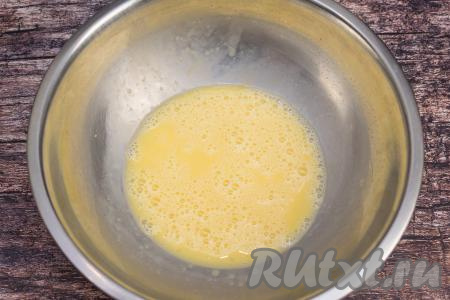 Венчиком (или вилкой) взбить яйца до однородности.