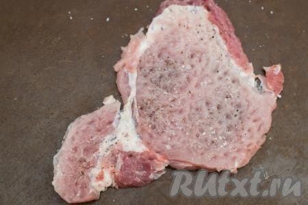 Посолить каждую отбивную и поперчить, можно присыпать и другими любимыми специями для мяса.