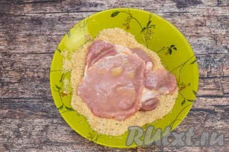 А затем обвалять каждую отбивную с двух сторон в панировочных сухарях.