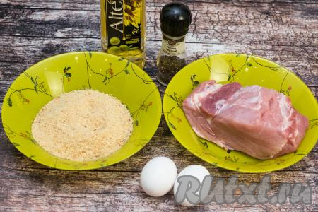 Подготовить продукты для приготовления отбивных из свинины в панировочных сухарях в духовке. Мякоть свинины (у меня - корейка) промыть водой, обсушить.