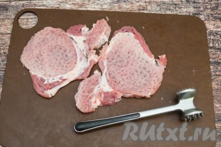 Отбить каждый кусочек мяса (я отбиваю свинину с одной стороны) кулинарным молоточком до толщины около 5 миллиметров.&nbsp;