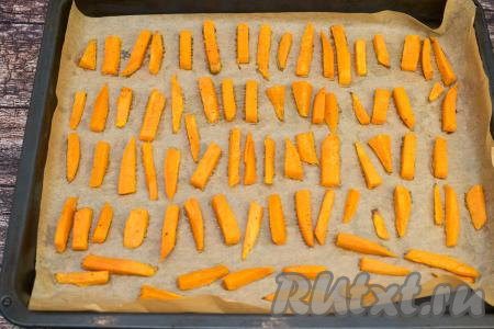 Запекать батат фри в разогретой до 200 градусов духовке в течение 30 минут (до готовности батата). Полностью готовый батат будет легко прокалываться вилкой (или зубочисткой).