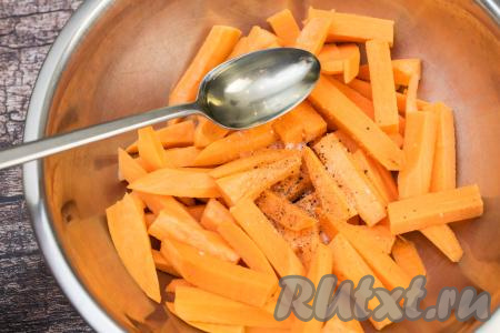 В миску с бататом влить 1 столовую ложку растительного масла, хорошо перемешать.