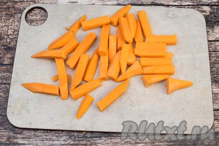 Нарезать батат на брусочки толщиной примерно 5-10 миллиметров, как для картофеля фри.