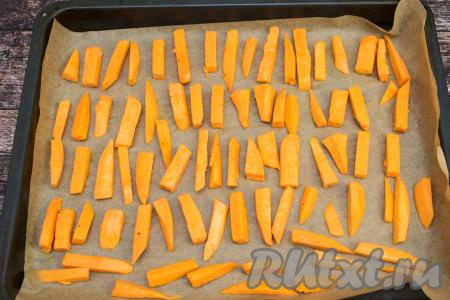 Противень застелить бумагой для выпечки. Выложить на расстеленную бумагу брусочки батата в один слой.
