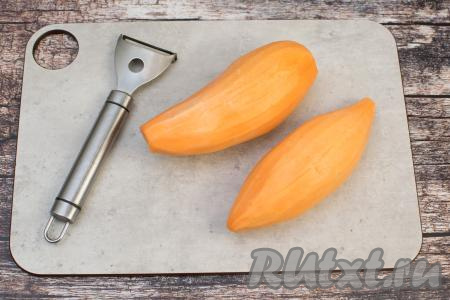 Батат очистить от кожуры. Я чищу батат овощечисткой, но, в принципе, его можно чистить ножом, как обычный картофель.